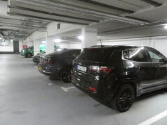 ケルンの宿はHilton Cologne。専用駐車場が付属していました。
ホテル裏手の専用駐車場に入る道を進み、入り口機器のボタンを押すと、駐車券が出てきてバーが開きました。日本国内にある機器と類似していますが、ボタンが小さくて分かりにくい感じです。

地下駐車場内は結構広く、個々の駐車スペースもゆったり目でしたので、容易に車を停めることが出来ました。車からスーツケースを取り出し、エレベータでチェックインカウンターのあるホテル1階に上ります。使い勝手の良い専用駐車場です。