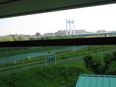 多摩川が見えました
子供の頃多摩川に行ったとき
他の子供達が川で遊んでいて…と思いきや流されてて
母が急いで助けに入って子供を担いで帰ってきたという思い出があります
川は流れが急に早くなったりするし
危ないのだなぁと思って
数十年経った今も
川で遊泳する気になりません