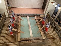 チェックアウト後は送迎バスで草津ターミナルへ。ロッカーに荷物を預けて徒歩で湯畑まで。
2日目は雨でしたが前日ほど暑くなくてよかったです。
昨日、温泉落語を諦めた熱乃湯で湯もみショーを見ました。熱気むんむん。