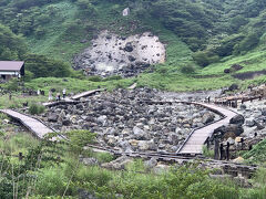 ホテルをチェックアウトしてここに来ました。車で10分もかからないほど近い。硫黄の匂いが立ち込める～大好きな場所。那須に来たら必ず寄りますよ。