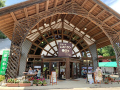 道の駅の敷地内にあるレストラン。もう14時、お昼食べてないのでここでランチにします。