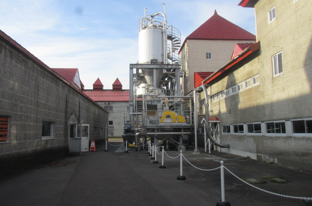 大きなグレーンのタンクもある。