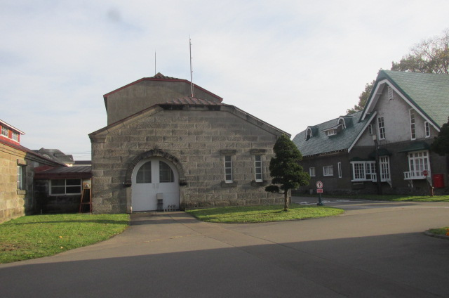 昔の石造りの建物も残っている。