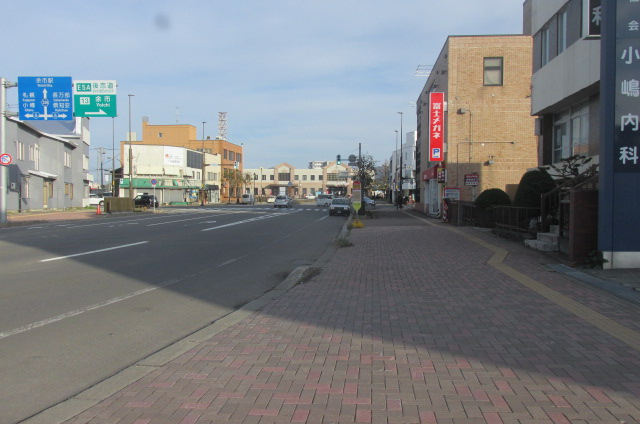 工場を通り抜けて、余市駅前に出た。