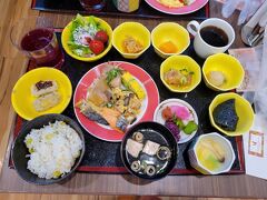 おはようございます！
3日目の朝でございます。
大浴場でひと風呂浴びた後は
朝食ビュッフェで栄養補給です。
やっぱり、何を食べても美味しい♪
チェックアウトした後は、大きな荷物を
預かってもらい（駅近ホテル最大の利点）
最終日の観光に出発です。