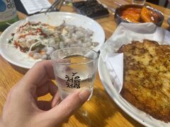 一食目は麻薬キンパのお店で。
チヂミ、キンパ、ピンデットのセットと
タコを。
ん～　期待が大きすぎた。
とくにピンデットが重たい感じで残念。
