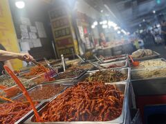 洪林でお買い物。
夏場だから心配弟子あが、ここでも常温販売だし
普通に持って帰ってこれました。

ピーナツの煮物、ツル人参のキムチ、
おばちゃんの最後の一押しでタコのキムチを購入。
小タッパーで全部で25000ｗ
タコのキムチはお店のおすすめ商品のよう。