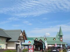 行程的にはオアシス小布施の方が移動距離的に無駄がないのですが、いやしかし、営業時間（＝道の駅スタンプラリーのスタンプを押せる時間帯）を考慮すると、先に北信州山之内を攻略しておいたほうが良い、という理由で1か所目はこちら。

朝8時半からの営業開始ですものね。ステキです。

寄ったついでに少しだけ農産物（ブルーベリー、なすなど）を購入して次に向かいます。