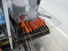 昼ご飯時なので、セントラルフェスティバルサムイ前の屋台で串焼きを購入。好みのものを選んで自分で焼台に乗せるのが流儀です。
