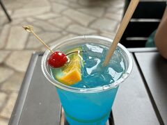 ホテルに戻ってから、「タパ・バー」でランチ。

ここは、ブルーハワイ発祥のバーということで、せっかくなのでブルーハワイをオーダー。ちなみになんと、プレスリーも飲んだそう！
一般的なラムベースではなく、本家はウォッカベースということで、見た目のカラフルさに反して甘さ控えめで、ガッツリお酒！というかんじ。