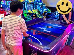 夕飯のために、またまたUberでアラモアナへ。
昨日と同じく、ゲーセンで時間潰し。
エアーホッケーに夢中な夫と息子。
この日は結構ポイントが貯まったので、スライムと小さい飛行機のおもちゃに交換してもらって終了。