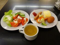 Good morning! ホテル朝食。野菜と卵はうれしい。プラス味噌汁ですね。