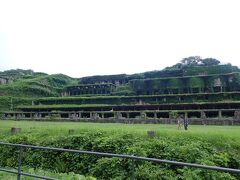佐渡金山の周辺はその産業を支えるいろいろな遺構が点在しています。
次に向かったのはそのひとつ「北沢浮遊選鉱場跡」