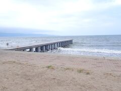 続いて佐渡島をドライブしながら絶景スポットを巡ります。

佐和田海水浴場に隣接する「あめやの桟橋」
その昔「飴屋」さんがこの桟橋を使っていたことからこの名前がついたとのこと。
今は船の桟橋としては使われていません。
