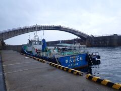 高台を走る道路からも目立ったアーチ橋。

釣り客と眺望のための歩行者専用の橋です。