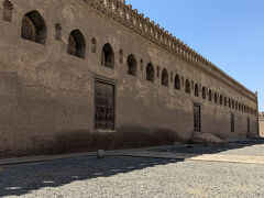 オールドカイロ、イスラム地区
3つ目に訪れたモスクは、イブン・トゥールーン・モスク

カイロに現存する最古のモスクだそうです
9世紀後半に建造されたとか
 
こちらの入場券も恐らくあったんだと思うのですが
手元に残ってない。。入場料も不明
ガイドブックには60エジプトポンドとありましたが
たぶん値上がりしているでしょう