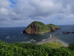 少し歩きホテルの建物をまわりこむと・・二ツ亀が見える！
この二ツ亀ビューのお部屋もあるようです。

昨日はなんとなく白っぽい風景だった日本海の色が・・青い！