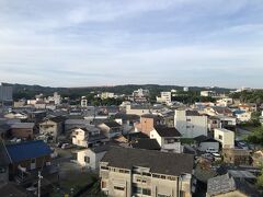 窓からの景色。真正面の赤い誘導灯は南紀白浜空港。低層階は民家と向かい合わせだったりするかもだけど、ここ6階はその心配なし。