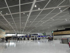 早々に荷物を預けて出国手続きをしてしまいます。