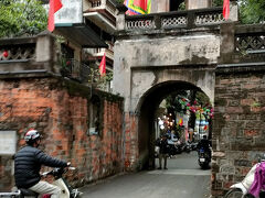 タンロン城塞には王室と市内に住む人々を保護するために合計21の門があり、数少ない残された門の1つが「東河門（ドンハーモン）」です。昔何度か利用した「TNK＆APTトラベル」のオフィスがこの近くにあったので通いました。サパへのトレッキングツアーに持っていけないトランクを預けたりお世話になりました。