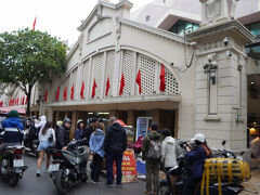 観光客の行く旧市街の北のはずれにある「ドンスアンマーケット」までやってきました。ここは市内で売られているようなお土産が比較的安く変えるので重宝します。