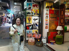 昨晩行った「女人街（レディースマーケット）」や「男人街（テンプルストリート）」と異なり、スタンレーマーケットは屋根が付いた路地に外国人好みの土産物店や洋服店などの路面店が軒を連ねています。