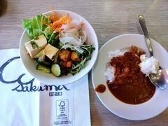 肝心なメインメニューの厚切りサーロインステーキは自宅では困難な熱々を冷める前にイッキに食したかったのと，保温を兼ねて高温に熱した鉄板からのあぶらはねが激しく写真記録無し。
肉が焼けて給仕されるまでに，脂の吸収を穏やかにするため前菜のサラダを食する。せっかくなのでカレーライスも少々。
店舗によってサイドメニューの品数が異なり，さらに充実した品数が準備される店舗もあるそうだ。遅めの時刻のランチとして利用したので，空腹で勢い良く採り過ぎてメインメニューに差障るほど，メインメニューの調理に待たされなくて良かった。
冷えたカットオレンジやソフトクリームなどのスイーツもあるが，価格に応じて豪華な内容では無いので期待し過ぎてはいけない。
ミディアムレアに仕上げられた厚切り肉は美味だったが，僅かにあった筋を噛み切るのに少々難儀した。