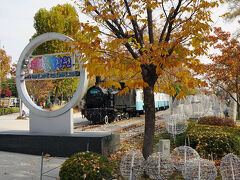 2018年に、駅の構内を花郎台鉄道公園として整備し、車両が静態保存されている。線路わきには多くのLEDの電飾が設置してあるので、夜は華やかになるのかもしれない。

