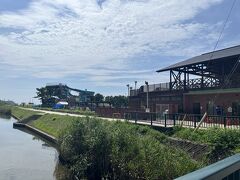 海に出る前に町営のウォーターパークが見えます
スライダー、波のプールがあるらしい

ウォーターパークの手前には天然温泉御宿の湯(営業時間短め要確認)が有り
時間が合えば入浴してから帰れそう