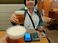 午後8時を過ぎていると成田空港のターミナルのレストランも閉まっているところが多く「N's Court」で軽く反省会をします。