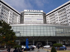 大田に行けなかったので時間が余ってしまった。鉄道公園のベンチに座ってネット検索。ソウルにある5ヶ所の古宮（もと王宮）のうち、まだ昌慶宮を訪れていなかったような気がしたので、メトロで行ってみることに。

6号線で都心方面へ、途中で無人運転の小さな2車体連接車の軽電鉄の地下路線、牛耳新設線に乗り換え1駅、さらに4号線に乗り換え恵化で下車。地下鉄アプリに頼らなければ動けない。近道をするため、ソウル大学病院の構内を横断。