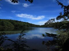 白駒の池に到着しました。今日はお天気がいいから、池が綺麗ですね。
ここまでのところでは体調にも変調なし。順調です。