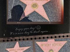 ドルビー・シアターの前の道に広がるハリウッド・ウォーク・オブ・フェームの星
「マイケルジャクソン」「ラッセルクロウ」「アンソニー・ホプキンス」をパシャリ。