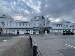 朝ごはん食べたら又米沢駅まで歩きます。中々渋い駅ですね！