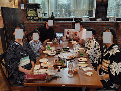 満腹近くになってお店のスタッフさんに撮影して頂きます。

norisa以外は皆浴衣ですから何となくアウェー感がありますが、浴衣は風呂上がりだけと決めています（笑）