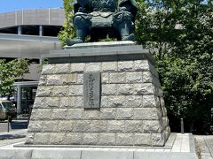ほうとうの後は、やはり武田信玄像にご挨拶！
逆光でお顔がよくみえません...