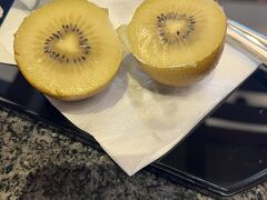 まともな写真がない…
キャセイラウンジの方が美味しそうなものも多いです。
ワンワールド便でのラウンジ利用ならカレーが食べたい以外はこちらがオススメです
紹介の札?がなかったので、ディスプレイ用かと思ったキウイですが、ゴールデンキウイです。食べられますよと言っていただいたので！3つもいただいてしまいました&#128518;&#128518; ナイフで気合いで半分に切って食べました。