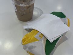 ツインタワーに併設しているモールで夕飯を
何を食べるか迷ってサブウェイとモール内のカフェにあったココナッツコーヒー
ZUS美味しかったのでおすすめです
苦手なものが多いので…
ドレッシングをもういいよと言ってもベタベタにかけられ、味が濃くなりすぎてサブウェイなのに食べきれませんでした&#128557;&#128557;&#128557;