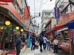 国際市場をグイグイ抜けていきます。