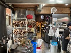 富平カントン市場に到着。
食べ物が豊富で見ていて楽しいエリアに突入です。