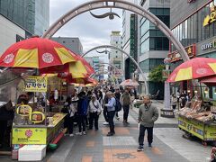 ぐるっと回ってBIFF広場に到着。
ホットクが人気なのかとにかく多い！
ナッツが苦手だから食べないけど、シナモンだけなら食べたいなー
昔は新大久保でもナッツ無しのシンプルなのが多かったけど、今は「映え」を意識してナッツたっぷりだもんね。
