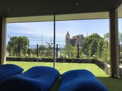 ヨギボーに寝転んで川久を眺めます。