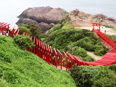 海上アルプス青海島駐車場から約26km、35分ほどで元乃隅神社に到着しました。先ずは元乃隅神社定番の撮影ポイントでまずは撮影です。

元乃隅神社はアメリカのニュース専門放送局、CNNのウェーブ特集で日本の最も美しい場所31選 （Japan’s 31 most beautiful places）の一つに選んだことから注目を浴び始めたようです。外国の人が日本人よりも先にその美しさを認めた場所のようで、世界中から注目され多くの外国人観光客の方も訪れているようです。実は私も全く知らなかった場所で、近くを何度か走ってはいたものの友人たちがツーリングやドライブで出掛け、とてもいいところだったと聞き気になっていた場所でした。

鳥居をくぐり岬まで向かいます。