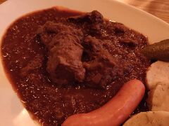 お昼はバイムクザークへ。ビーフシチューのようなものを食べました。おにくがたっぷり。そしてウインナーつき。

シェアして食べてちょうどよかったです。