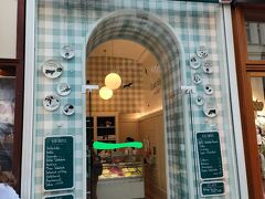 おやつにアイス屋さんへ。ギンガムチェックがかわいい外観内観のお店。