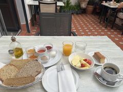 コルドバの朝はホテルでの朝食から♪
Hotel en Cordoba Casa de los azulejosは外観も内観も美しく、お部屋も広く、朝食まで手作りで本当に素敵な経験ができました。おすすめです！
手作りジャムやパテ、色々な種類のパン、フルーツ、ケーキ、コーヒーを頂きながらのんびりした朝を過ごせました。