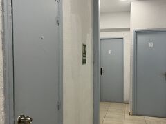 バルセロナの2泊はHostal Delfosで。
バルセロナのホテルは値段が高すぎたので、一人部屋でアクセスが良いホテルの中でできるだけ値段を抑えました。
ただ、雑居ビルの一部という感じなので、まず受付の2階までたどり着くまでのドアやエレベーターがちょっと怖く、、共用部屋もあるみたいなので不安になりましたが、きちんと一人部屋を用意していただいてほっとしました笑
自分の部屋に入ってしまえば快適でした！
バルセロナのホテルの料金には驚きです、、