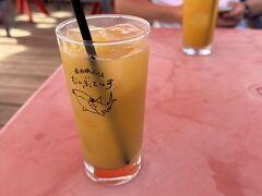 サンセットまでまだ時間があったので、むんぶテラスに行きます。

チェックインした時にここのドリンク券をもらっていたので、パイナップルジュースとマンゴージュースをいただきました。
濃厚で冷たくて、とっても美味しい！