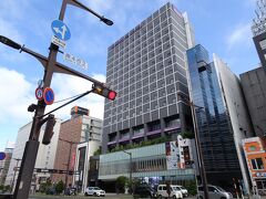 新千歳空港からはいつも通り、札幌市街行きのバスに乗り込み、これまたいつも通り南3条すすきので下車。
いつもと違うのは、茶色のAPAホテルではなく、手前のグリッド模様のメルキュール札幌に泊まることです。