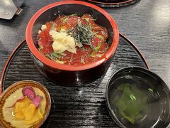 鳥羽一番街３階に入っている、味佐々さんでお昼ご飯。
てこね寿しをば。